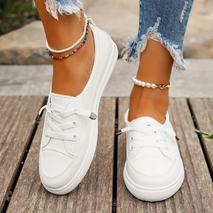 "Chaussures plates femme en cuir synthétique, vue latérale, élégantes, confort optimal, design moderne et polyvalent."