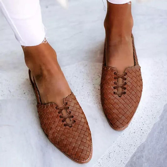 "Chaussures pour femme Lena élégantes noires, silhouette féminine et raffinée, alliant style intemporel et confort moderne."