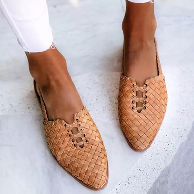 "Chaussures pour femme Lena élégantes noires, silhouette féminine et raffinée, alliant style intemporel et confort moderne."