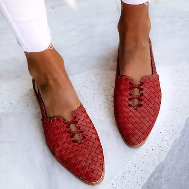 "Chaussures pour femme Lena élégantes noires, silhouette féminine et raffinée, alliant style intemporel et confort moderne."