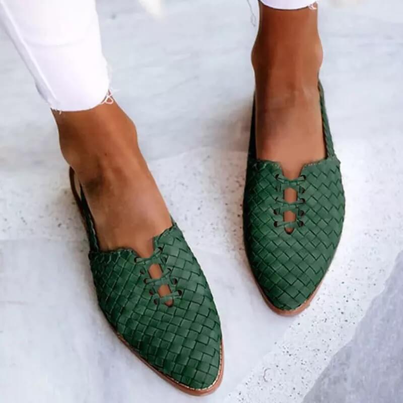 "Chaussures pour femme Lena élégantes noires, silhouette féminine et raffinée, alliant style intemporel et confort moderne."