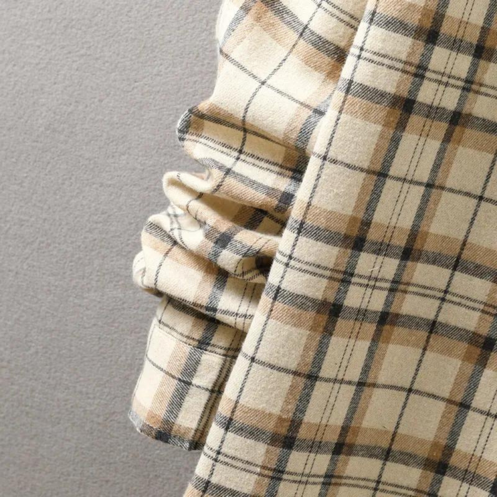 "Chemise à carreaux luxe homme, élégante et confortable, en coton mélangé, parfaite pour un style décontracté chic."