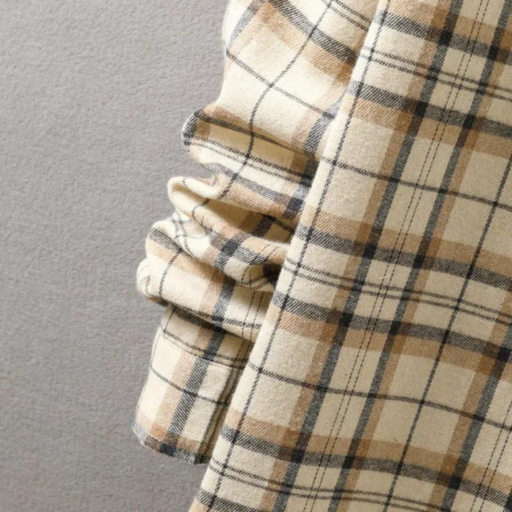 "Chemise à carreaux luxe homme, élégante et confortable, en coton mélangé, parfaite pour un style décontracté chic."