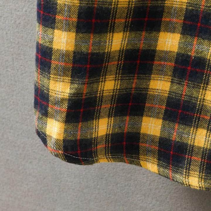 "Chemise à carreaux luxe homme, élégante et confortable, en coton mélangé, parfaite pour un style décontracté chic."