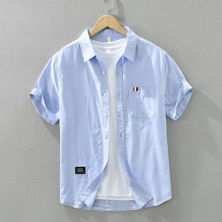 "Chemise à manches courtes hommes, coton doux, design élégant, couleur bleu marine, style décontracté et confortable."