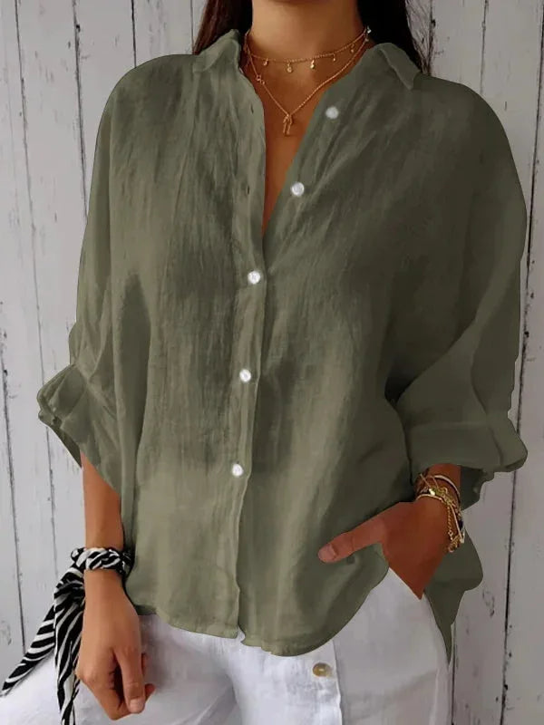 Chemise décontractée femme bleue, boutons raffinés et col classique, idéale pour style casual printemps-été, coton léger.