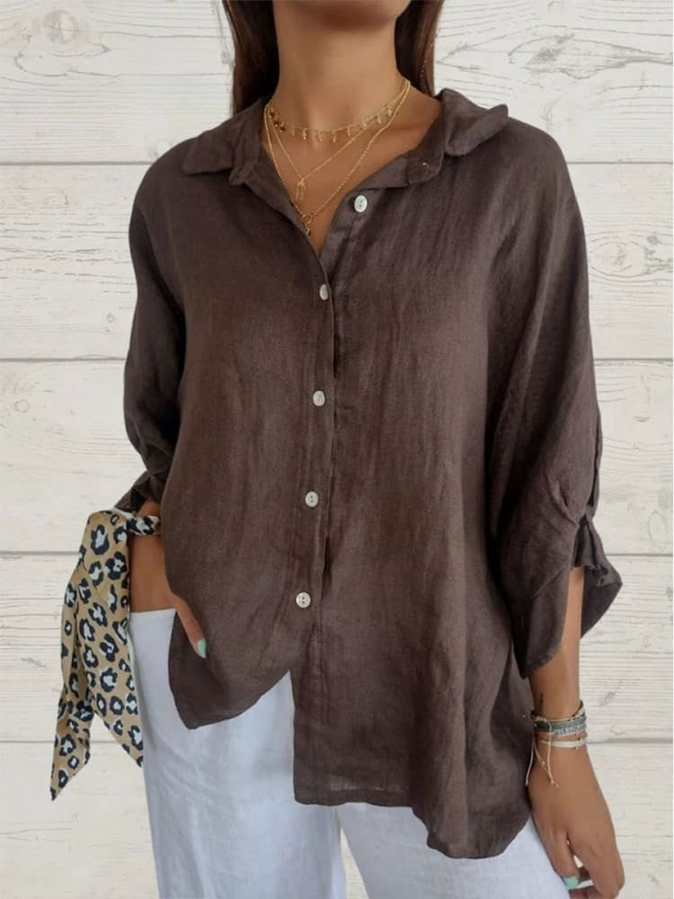 Chemise décontractée femme bleue, boutons raffinés et col classique, idéale pour style casual printemps-été, coton léger.