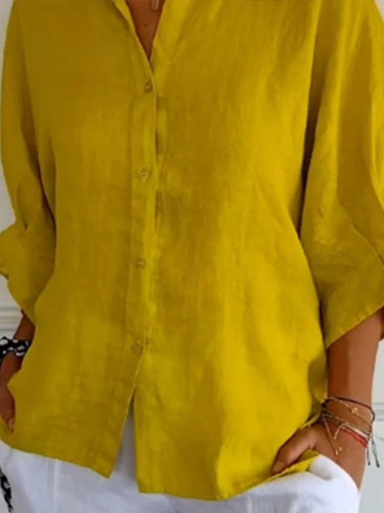 Chemise décontractée femme bleue, boutons raffinés et col classique, idéale pour style casual printemps-été, coton léger.