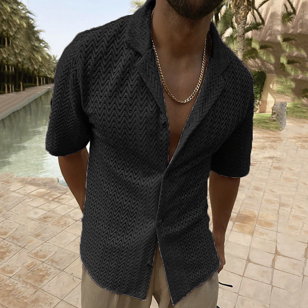 "Chemise d'été en coton léger pour homme, coupe ample et respirante, idéale pour style décontracté et confort estival."