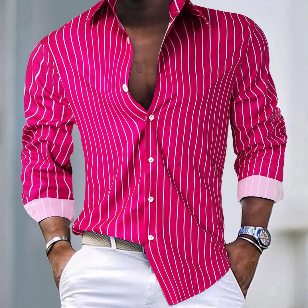 "Chemise en coton bleu clair pour homme, design intemporel, parfaite pour un style décontracté et élégant."