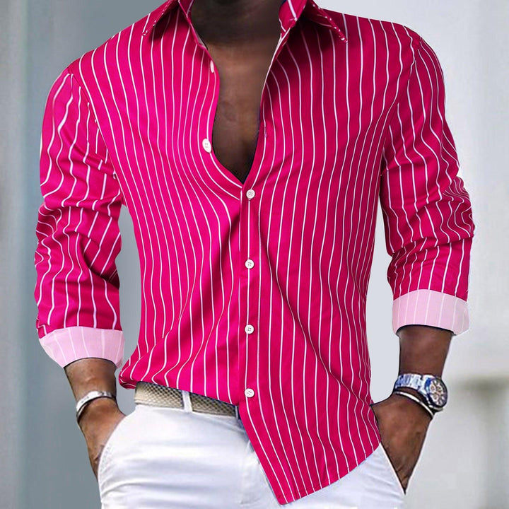 "Chemise en coton bleu clair pour homme, design intemporel, parfaite pour un style décontracté et élégant."