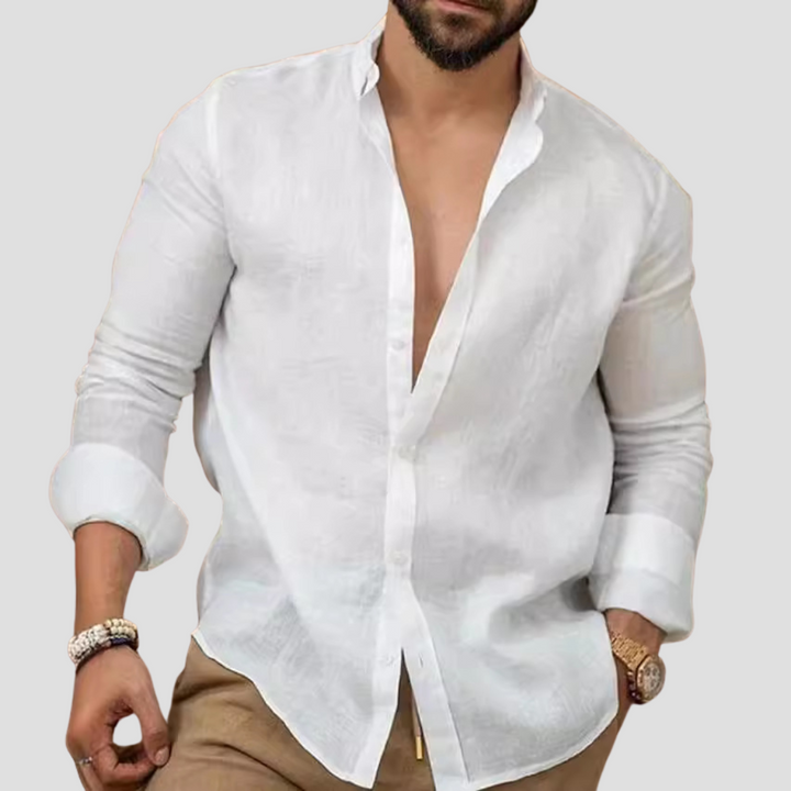 "Chemise en coton homme, léger et respirant, col classique structuré, manches longues retroussables, look décontracté."