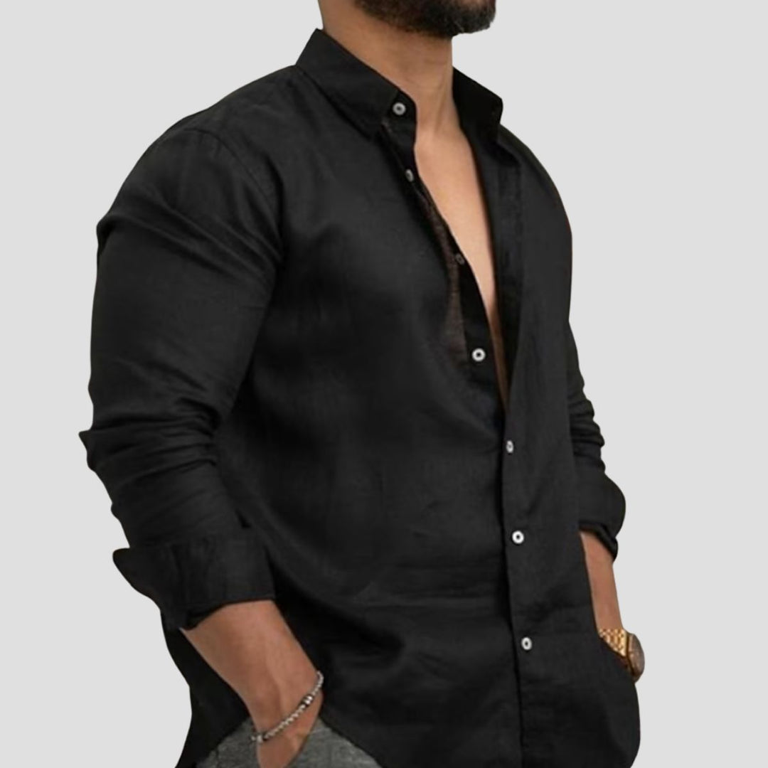 "Chemise en coton homme, léger et respirant, col classique structuré, manches longues retroussables, look décontracté."