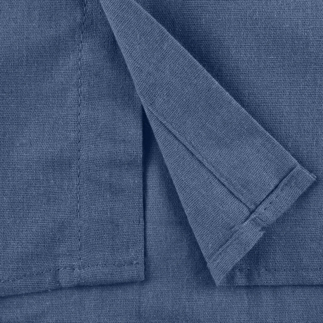 "Chemise en coton léger pour hommes, design élégant et polyvalent, idéale pour l'été, coupe classique boutonnée."