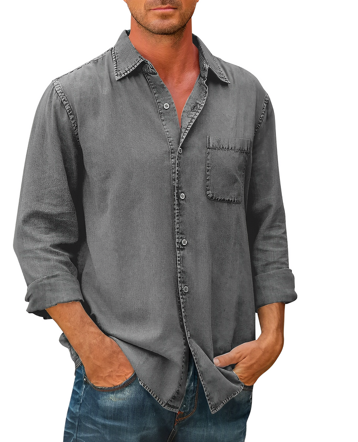 Chemise en denim homme élégante et polyvalente, manches longues, col pointu, poches avant, idéale pour tous styles.