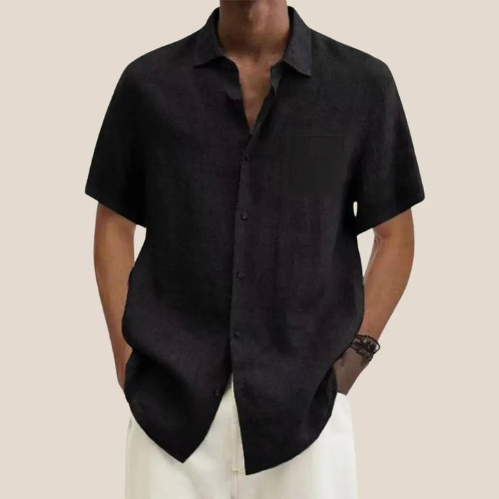"Chemise en lin bio homme manches courtes, col pointu, légère, idéale pour l'été, style décontracté et chic."