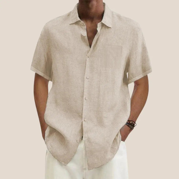 "Chemise en lin bio homme manches courtes, col pointu, légère, idéale pour l'été, style décontracté et chic."