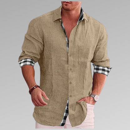 "Chemise en lin bleu clair pour homme, col et manchettes à carreaux, élégante et confortable pour l'été"