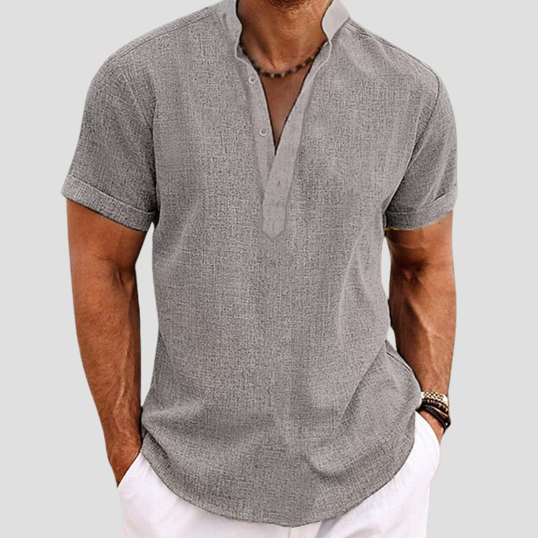 "Chemise en lin décontractée, coupe ample, col mao, manches retroussables, tissu respirant, style estival chic."