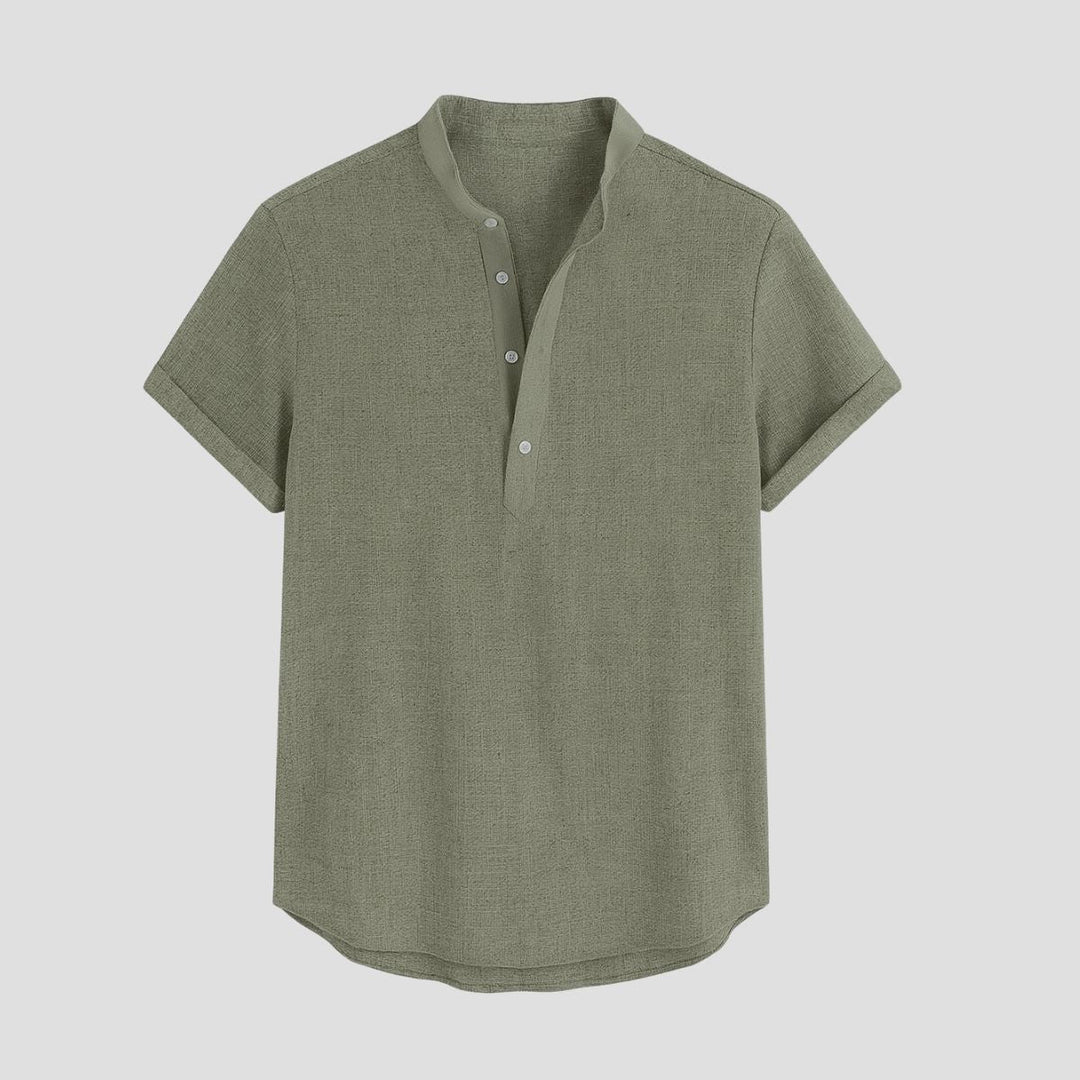 "Chemise en lin décontractée, coupe ample, col mao, manches retroussables, tissu respirant, style estival chic."