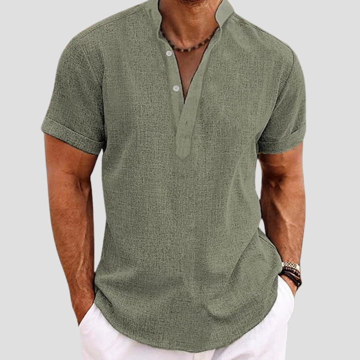 "Chemise en lin décontractée, coupe ample, col mao, manches retroussables, tissu respirant, style estival chic."