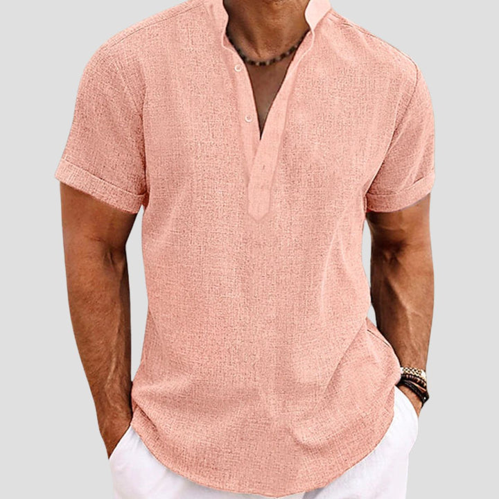 "Chemise en lin décontractée, coupe ample, col mao, manches retroussables, tissu respirant, style estival chic."