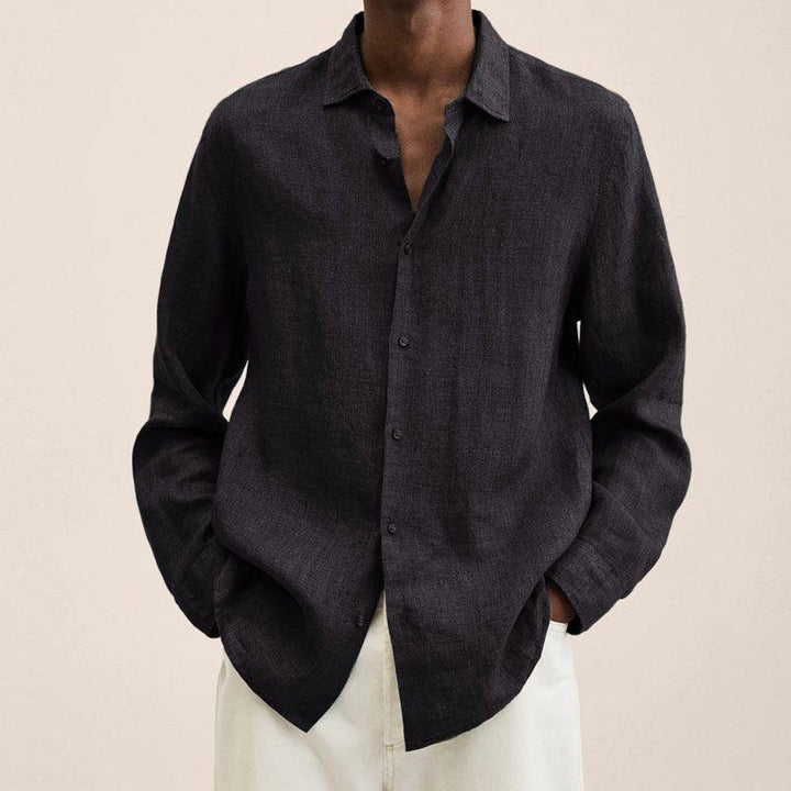 "Chemise en lin homme élégante à manches longues, tissu bleu marine léger et respirant, idéale pour diverses occasions."