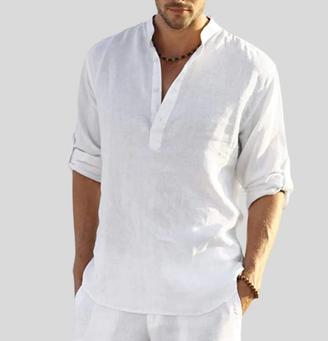 Chemise en lin homme élégante, manches repliées, col boutonné partiel, tissu léger blanc, style décontracté et estival.