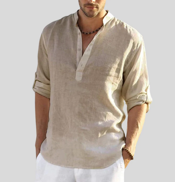 Chemise en lin homme élégante, manches repliées, col boutonné partiel, tissu léger blanc, style décontracté et estival.