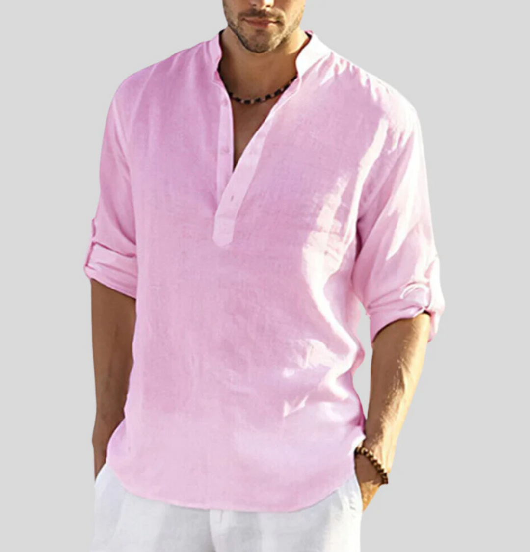 Chemise en lin homme élégante, manches repliées, col boutonné partiel, tissu léger blanc, style décontracté et estival.