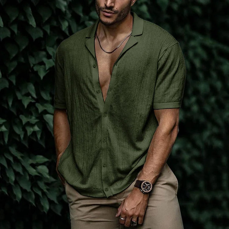 Chemise en lin homme pour l'été, légère et respirante, silhouette élégante, boutons, couleur variée, style chic.