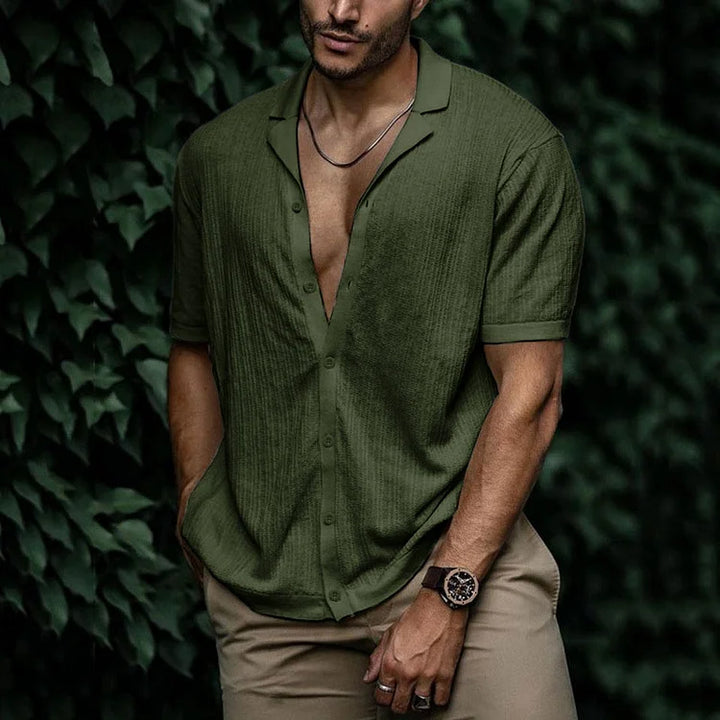 Chemise en lin homme pour l'été, légère et respirante, silhouette élégante, boutons, couleur variée, style chic.