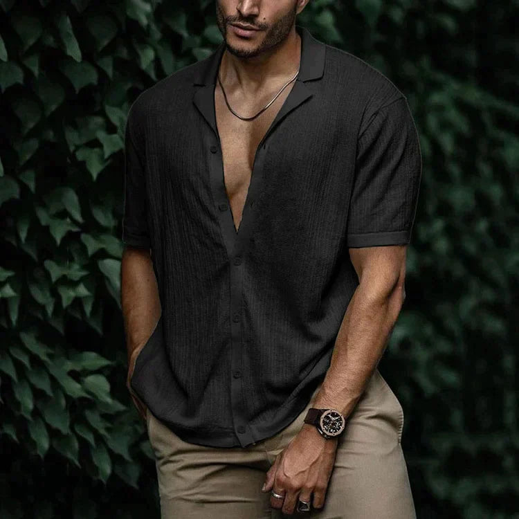 Chemise en lin homme pour l'été, légère et respirante, silhouette élégante, boutons, couleur variée, style chic.
