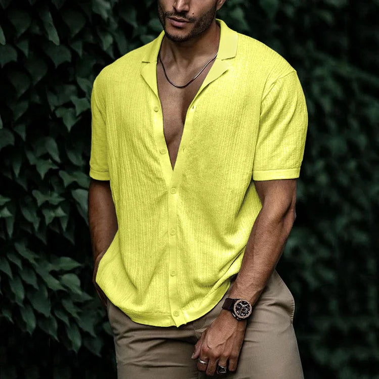 Chemise en lin homme pour l'été, légère et respirante, silhouette élégante, boutons, couleur variée, style chic.