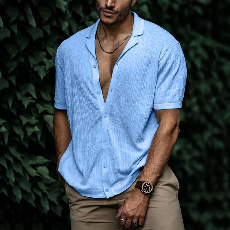 Chemise en lin homme pour l'été, légère et respirante, silhouette élégante, boutons, couleur variée, style chic.