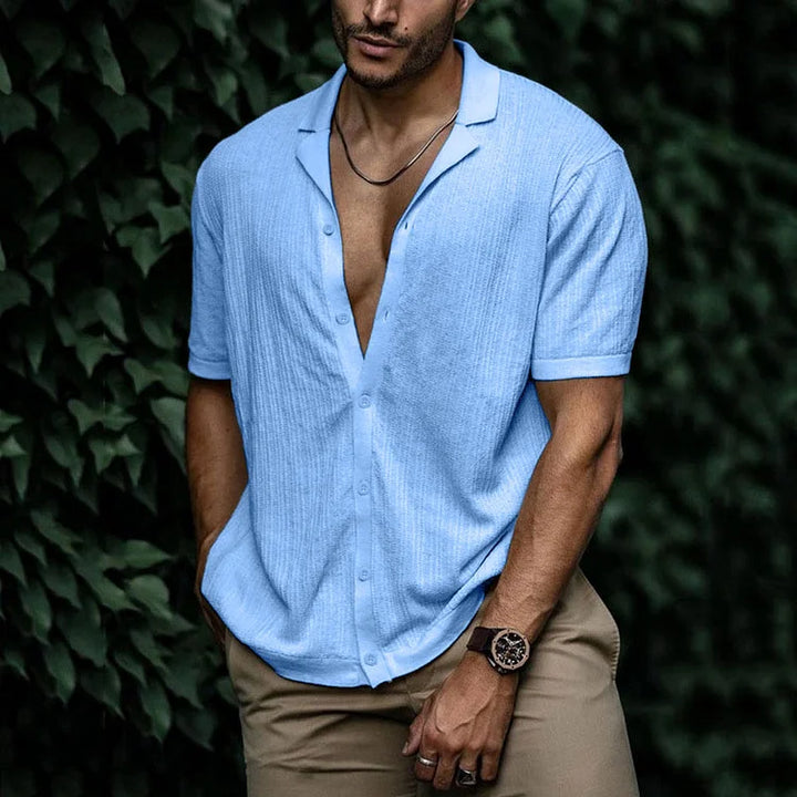 Chemise en lin homme pour l'été, légère et respirante, silhouette élégante, boutons, couleur variée, style chic.