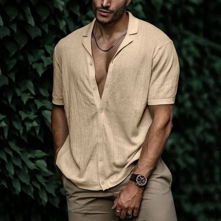 Chemise en lin homme pour l'été, légère et respirante, silhouette élégante, boutons, couleur variée, style chic.