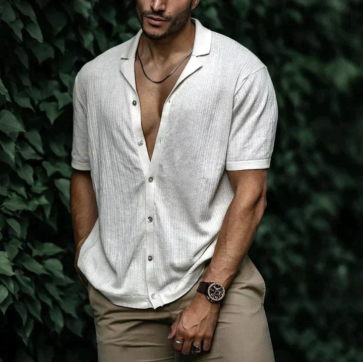 Chemise en lin homme pour l'été, légère et respirante, silhouette élégante, boutons, couleur variée, style chic.