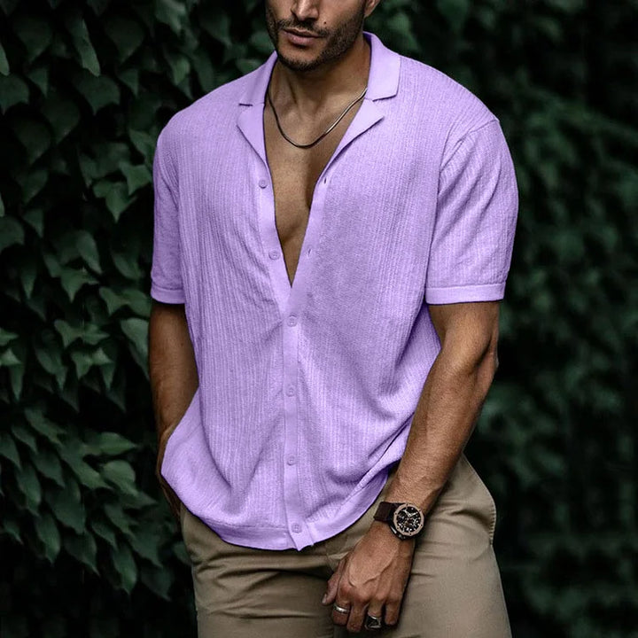 Chemise en lin homme pour l'été, légère et respirante, silhouette élégante, boutons, couleur variée, style chic.