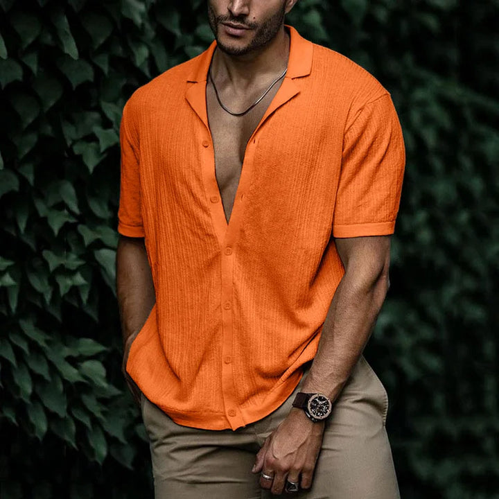 Chemise en lin homme pour l'été, légère et respirante, silhouette élégante, boutons, couleur variée, style chic.