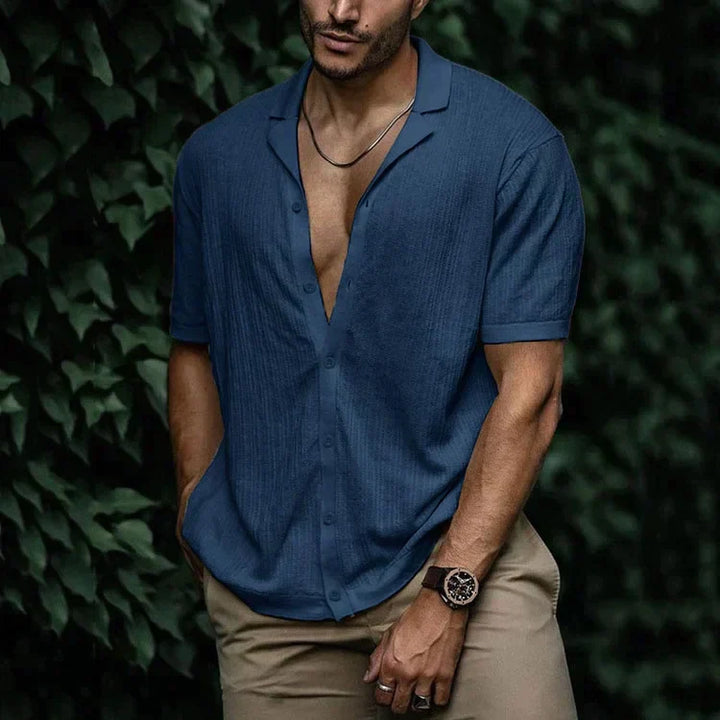 Chemise en lin homme pour l'été, légère et respirante, silhouette élégante, boutons, couleur variée, style chic.