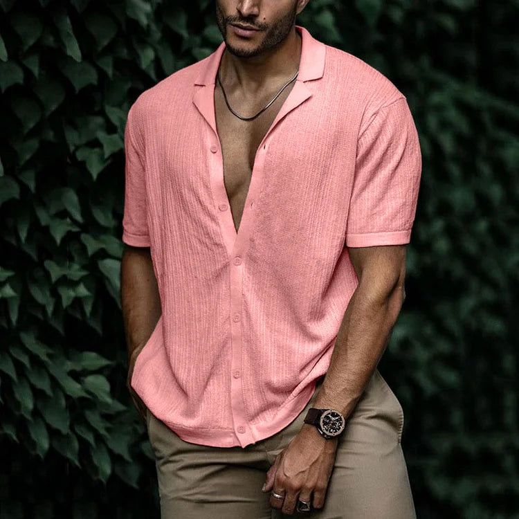 Chemise en lin homme pour l'été, légère et respirante, silhouette élégante, boutons, couleur variée, style chic.