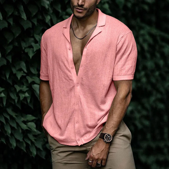 Chemise en lin homme pour l'été, légère et respirante, silhouette élégante, boutons, couleur variée, style chic.
