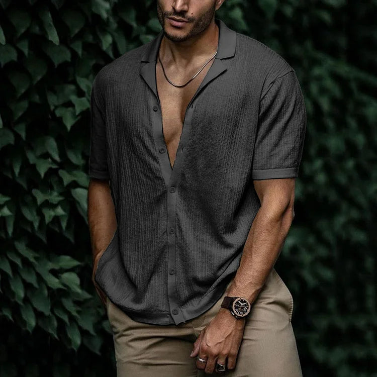 Chemise en lin homme pour l'été, légère et respirante, silhouette élégante, boutons, couleur variée, style chic.