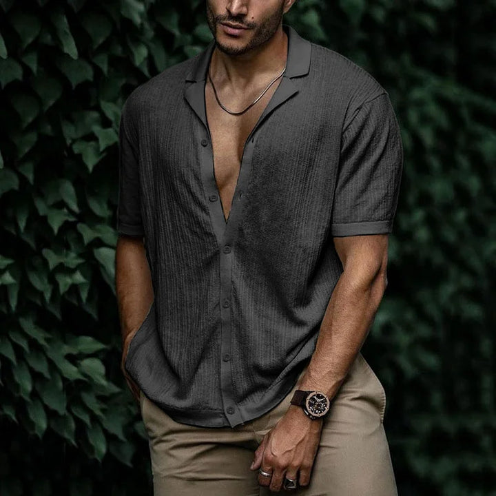 Chemise en lin homme pour l'été, légère et respirante, silhouette élégante, boutons, couleur variée, style chic.