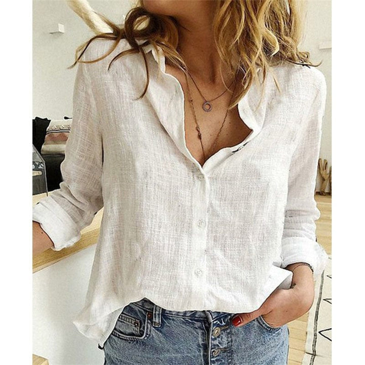"Chemise en lin moderne, col pointu, noir, femme, élégance respirante, coupe ajustée, style sophistiqué décontracté."