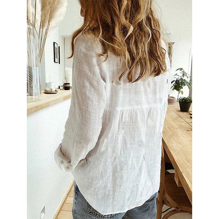 "Chemise en lin moderne, col pointu, noir, femme, élégance respirante, coupe ajustée, style sophistiqué décontracté."