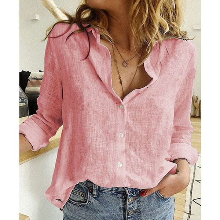 "Chemise en lin moderne, col pointu, noir, femme, élégance respirante, coupe ajustée, style sophistiqué décontracté."