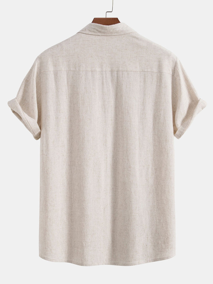 "Chemise en lin pour homme, légère et élégante, idéale pour l'été, en tissu respirant et coupe décontractée."