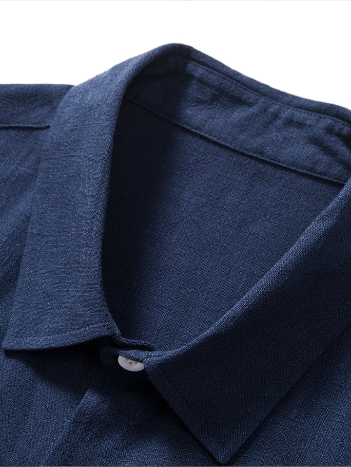 "Chemise en lin pour homme, légère et élégante, idéale pour l'été, en tissu respirant et coupe décontractée."